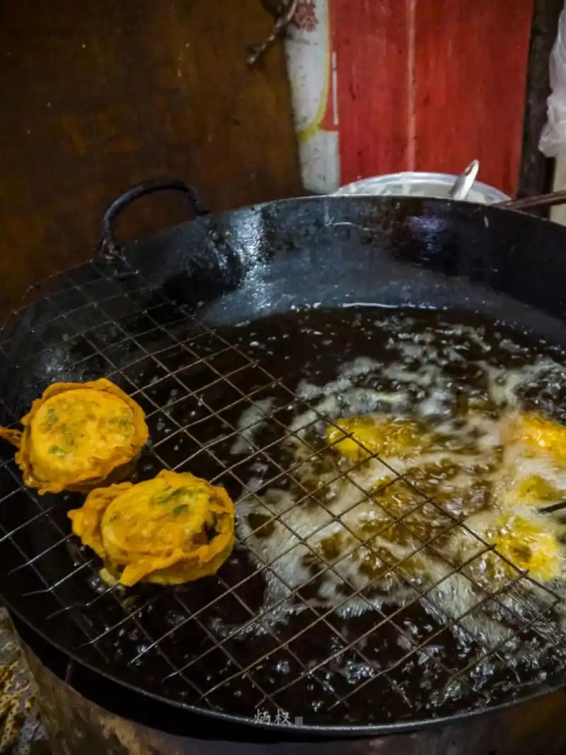 广东街头小吃|炸油糍 广东传统小吃——炸油糍.