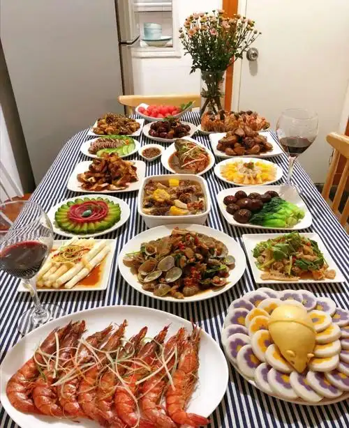 一个大家庭的年夜饭 / 青鸟飞飞(唐晓翠)原创