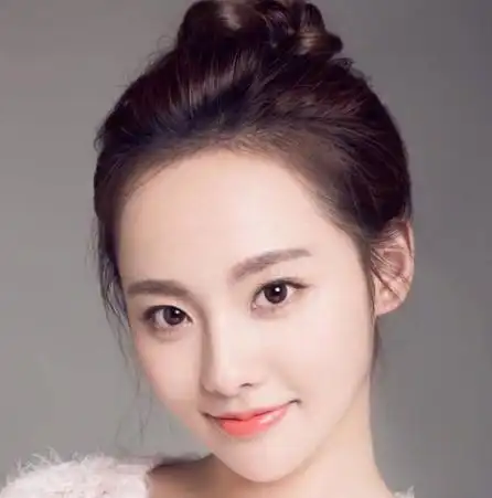 瓜子脸的脸型是上部略圆,下巴略尖,线条流畅.