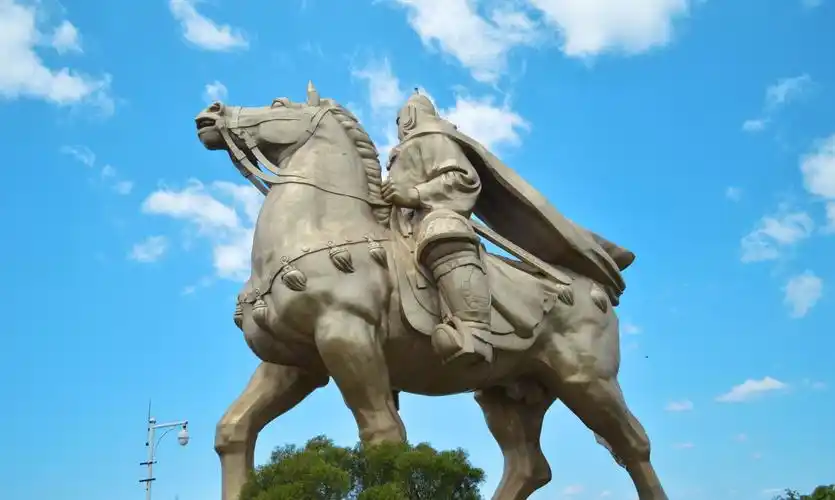 泉州标志性建筑物大坪山上的郑成功雕像