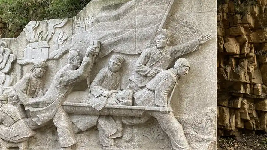 反映当年村民们冒着枪林弹雨抢救八路军伤员的浮雕