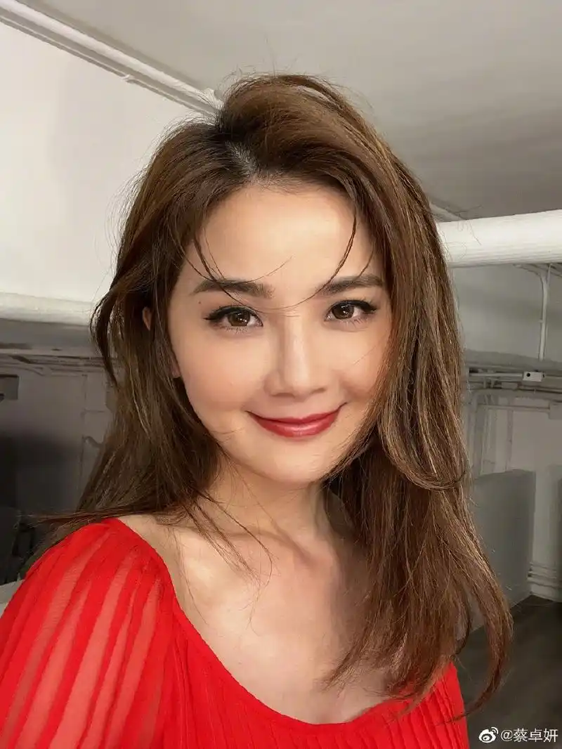 组图:蔡卓妍晒国庆假期自拍plog 低眸浅笑女人味十足