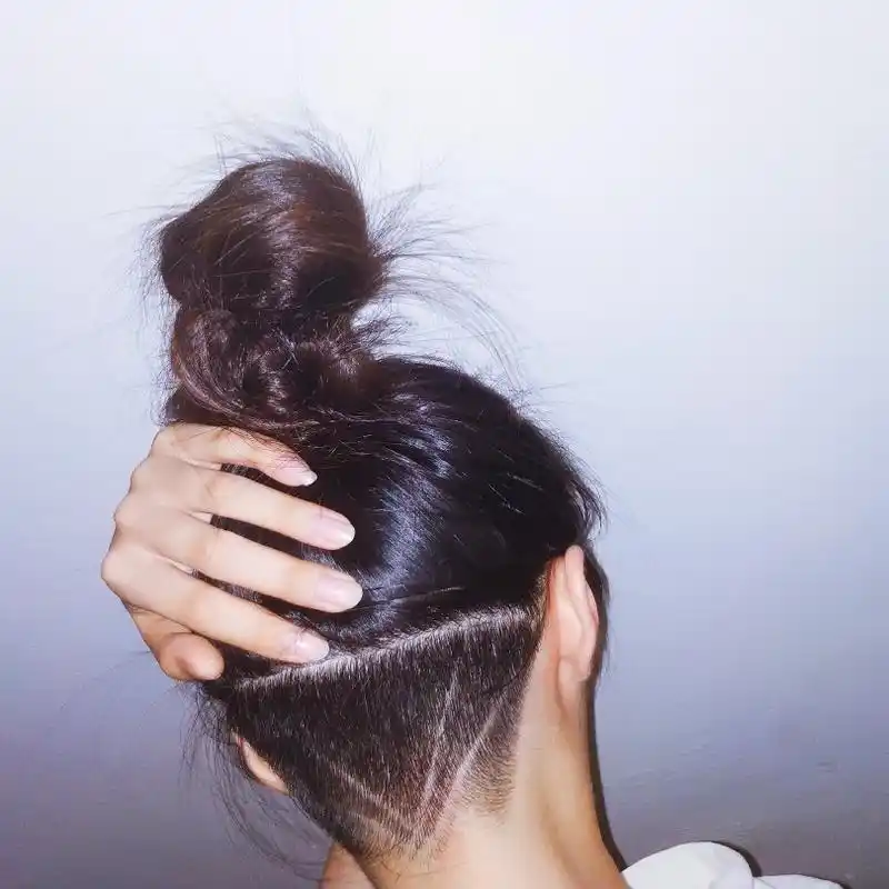 剃半头之后好清爽 这大概是本月最满足的事情 轻盈到走路都带风的!