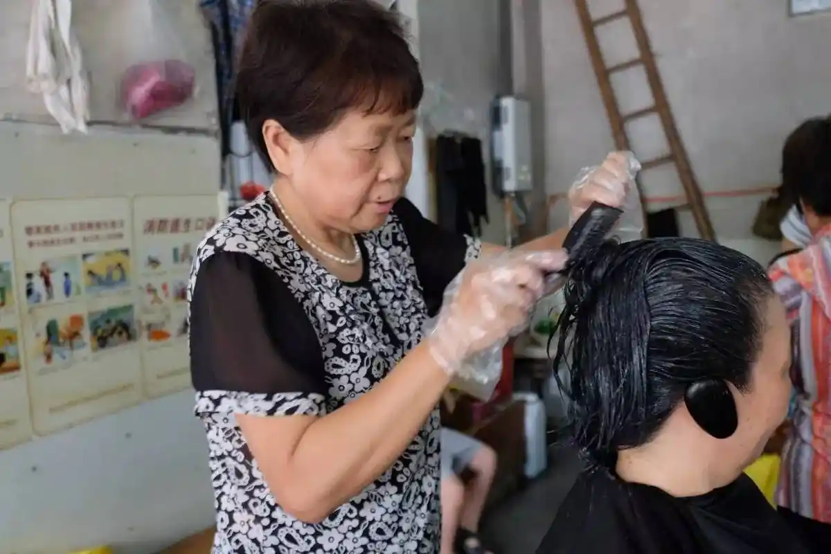 90的里水人都知道这间充满老情怀的理发店你坐过里面那张100多年历史