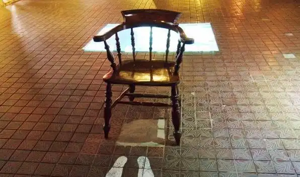 连续剧中女主角被绑架的现场场景就是在以前矿工洗澡的澡堂拍摄.