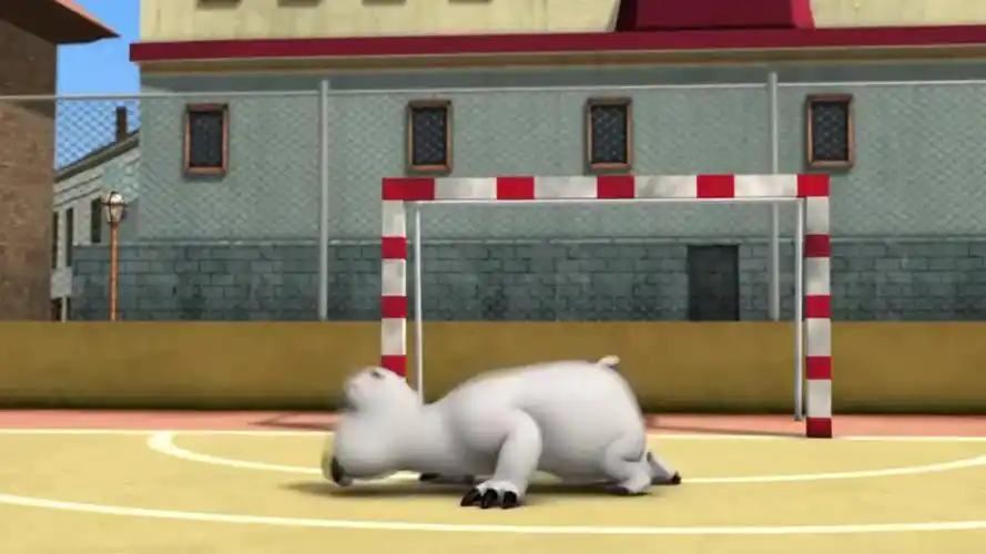 倒霉熊:倒霉熊争抢足球,不慎摔倒遭爆蛋攻击,看着画面都觉得疼