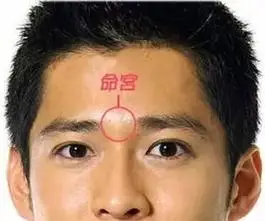 两眉之间凹陷是富贵命吗,如图,一皱眉额头中间,也就是印堂上方有凹陷