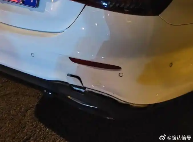 今天早点下班,结果路上追尾一辆奔驰e