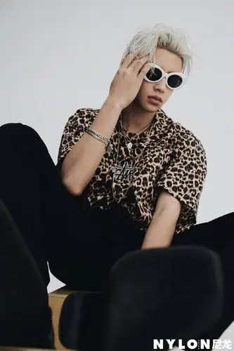 主题:@鬼姐,尼龙拍的封面和内页都好帅啊而且文案