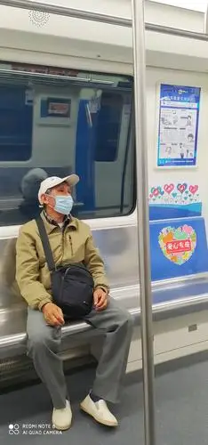 幸福老人乘坐地铁3号线到硕放,看风景,好开心!