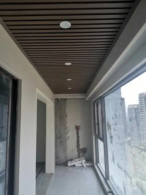 阳台  #装修原来墙面扎人的真石漆, 后用护墙板处理,吊顶生态木格栅