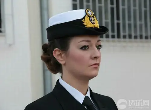 实拍希腊海陆空三军美丽女兵集体亮相(组图)
