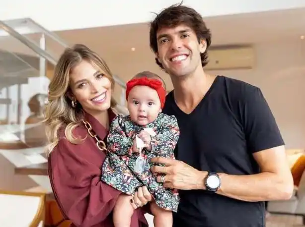 卡卡小12岁娇妻晒近照超模长腿完美九头身颜值不输卡洛琳