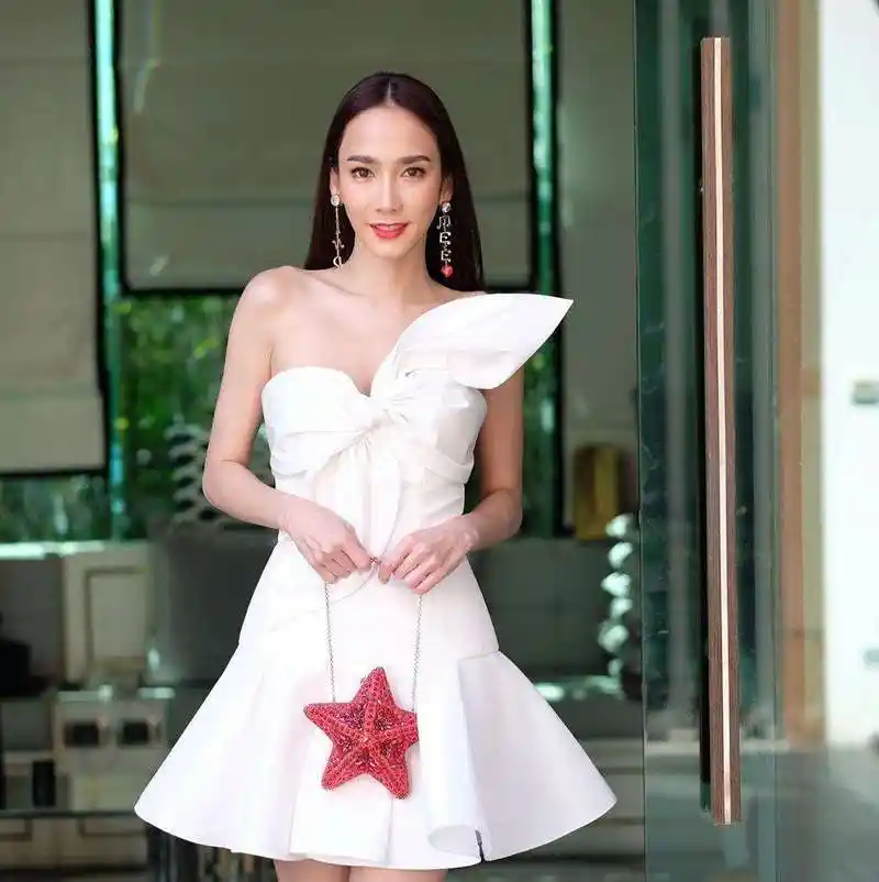 泰国女神aump,高挑身材超迷人,一双"毒蛇眼"勾走你的心和魄