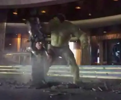 《雷神3》绿巨人狂摔洛基这段,我竟然心疼起了地砖!