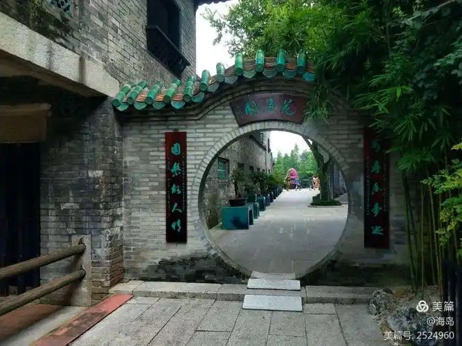 青砖绿瓦,拱门颜开,热情欢迎远客的脚步,南粤风情,在此一展秀丽,百年