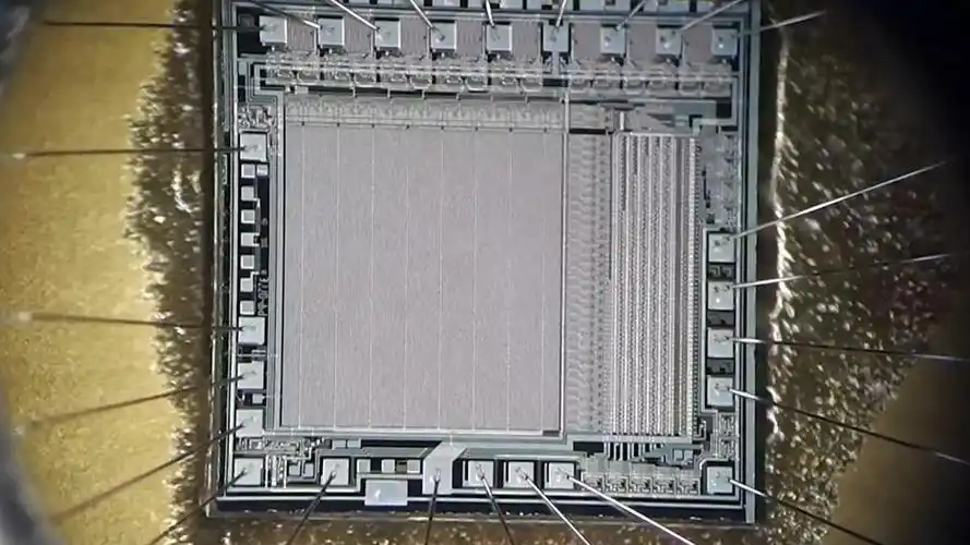 cpu芯片被显微镜放大后, 里面就像一座巨大的城市, 千万晶体分布