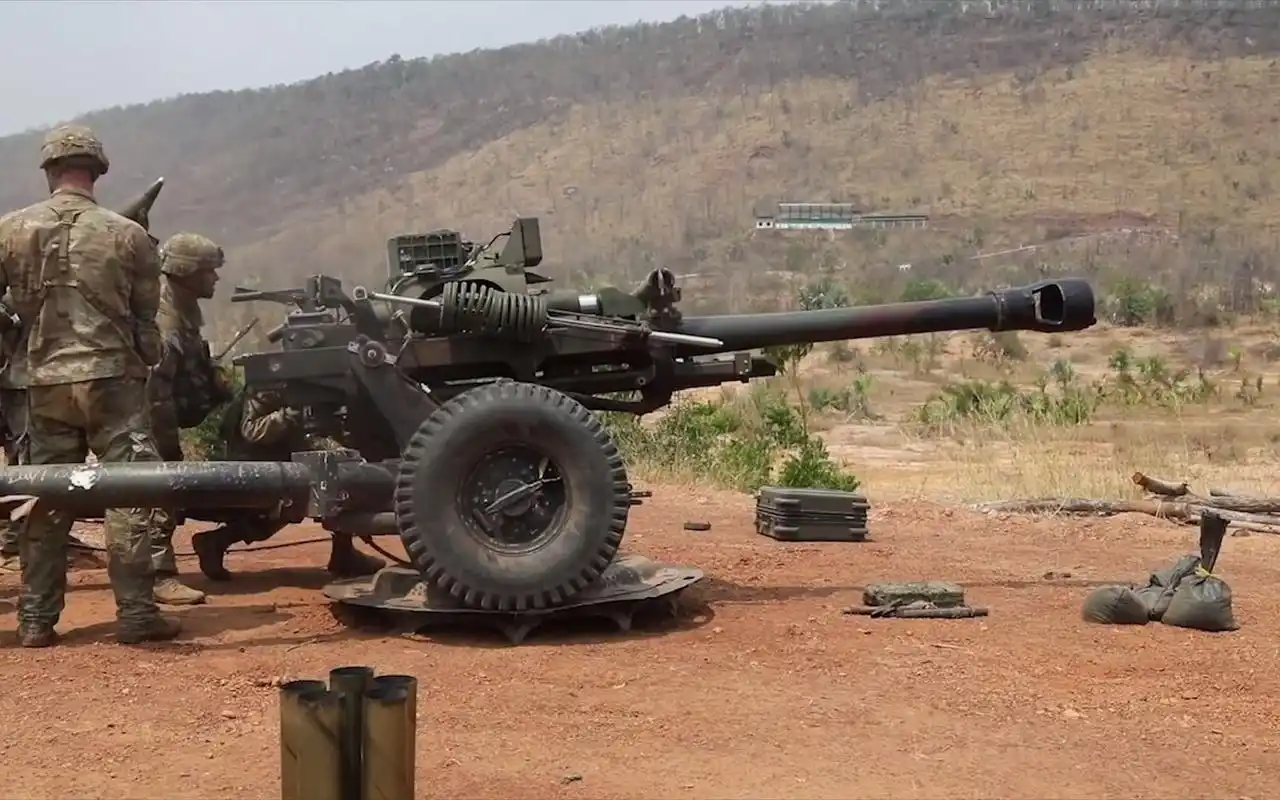 美陆军105mm的m119a3榴弹炮射击训练