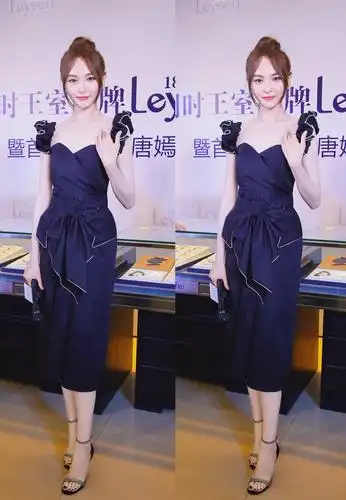 明星魅足第3期:高个女孩脚都很修长-唐嫣