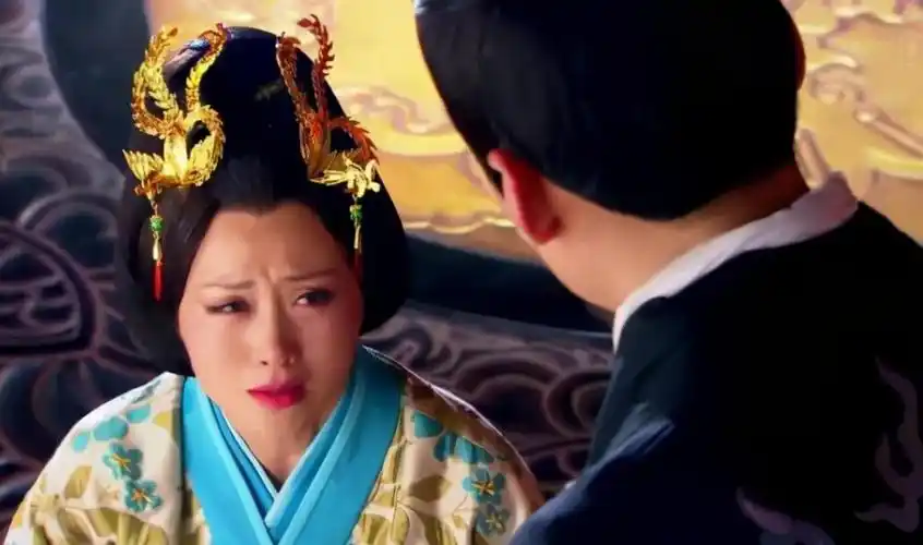 据说钩弋夫人出生时便双拳紧握,直到遇到汉武帝才打开,而手心里攥着的