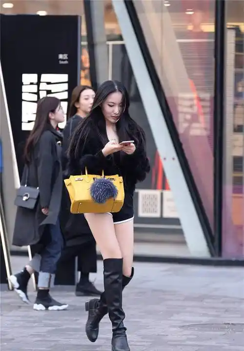 黑色过膝长靴搭配运动短裤,一件皮草外套,不怕冷的秋季穿搭_风格_效果
