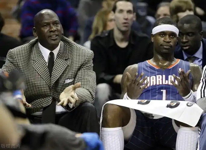 助人为乐夏洛特,人傻钱多乔老板,黄蜂队看不到希望的未来