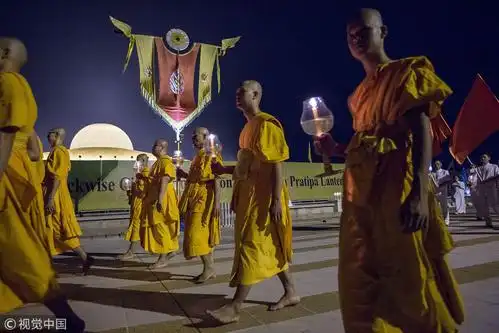 泰国佛教信徒庆祝万佛节 上千僧侣持灯祈祷场面盛大