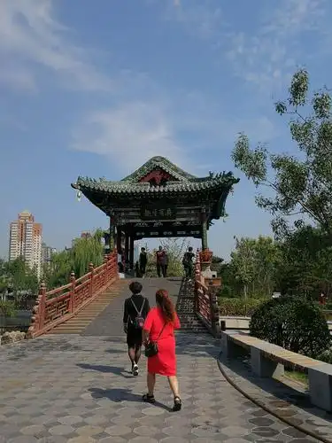 姐妹一起游公园