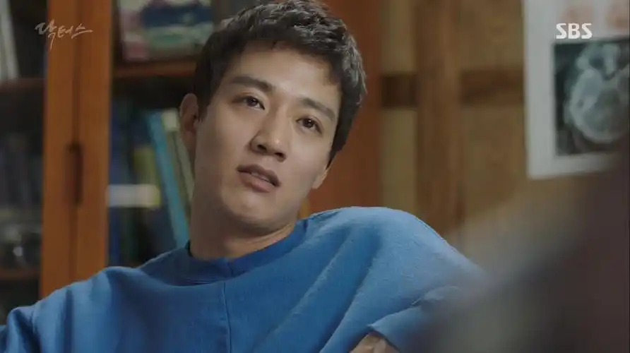 南韩演员金来沅在韩剧《doctors》中,饰演帅气又有料的医生与老师;在