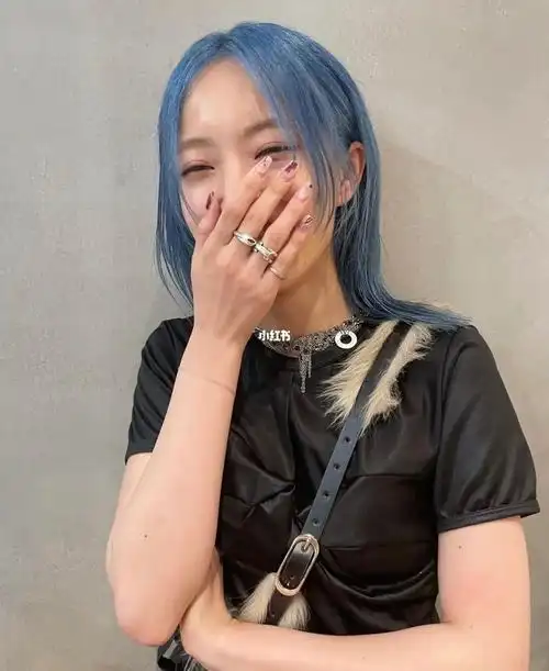 灰到冷棕到沙金发色,可定期补染,不然黄色的头发搭配黑根就不会太好看