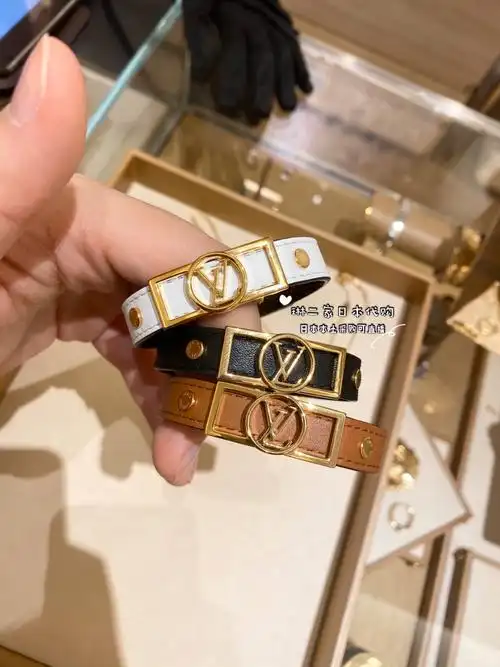 日本代购直邮 lv 达芙妮 logo 铆钉 牛皮拼接老花 皮质手镯 手环