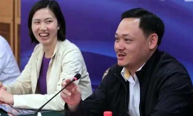 奥运举重冠军退役后当县长,娶空姐娇妻,今44岁已经身居高位|占旭刚