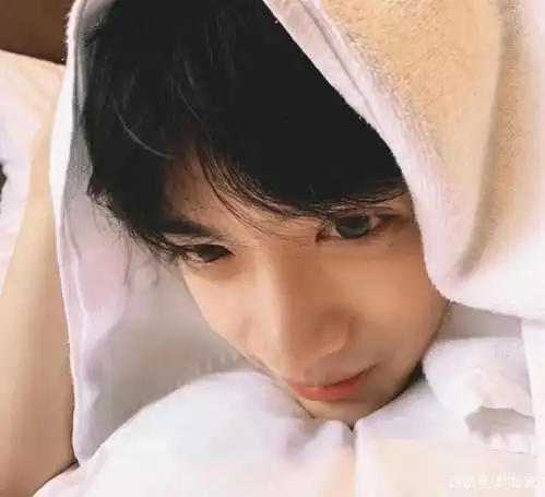 刚刚睡醒的05后小奶狗,赖着床不想起来,这样的帅弟弟你想要吗!