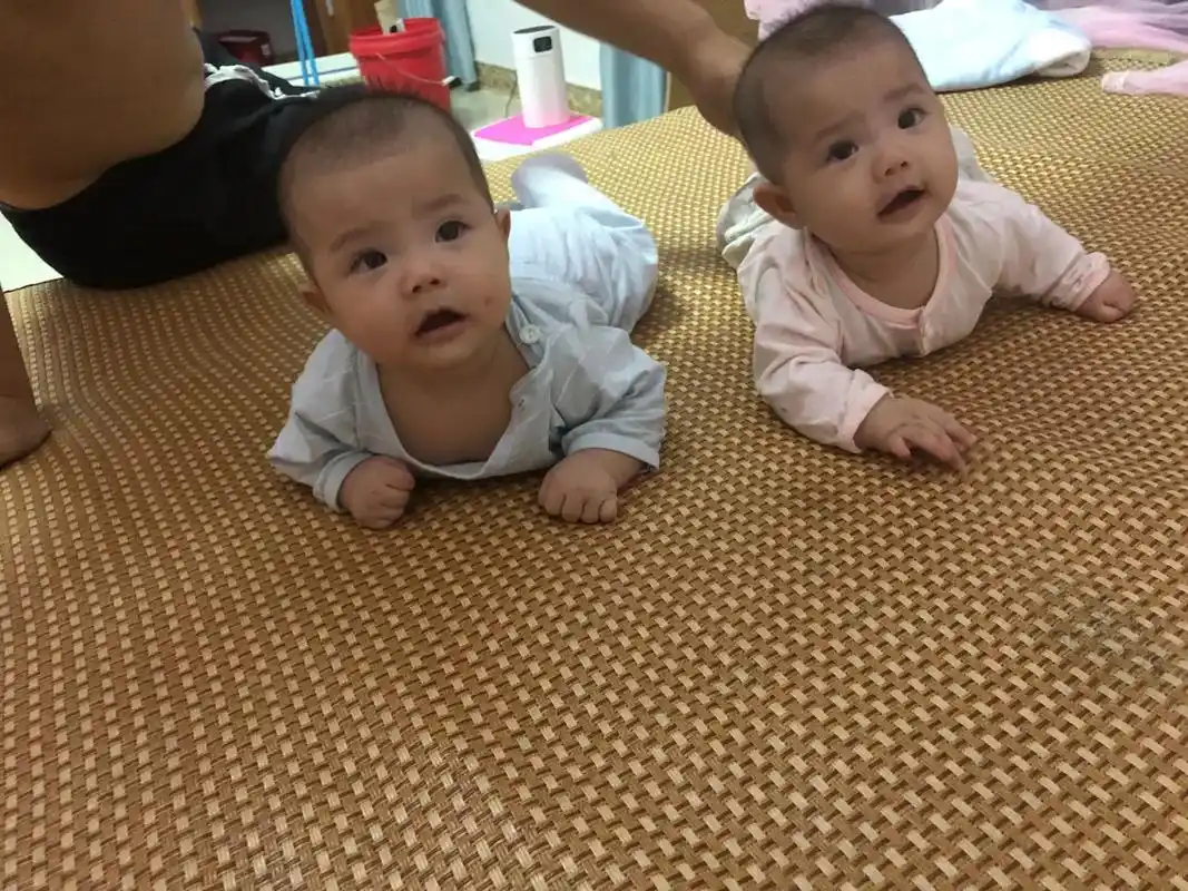 双胞胎宝宝成长记 我的宝贝四个月啦#只有照片能记录这份珍贵 - 兑趑