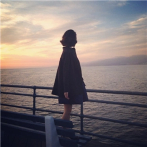 头像 女生 侧面 意境 唯美 海边