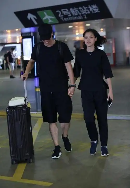 刘翔和妻子吴莎罕见同框同穿黑色运动装显默契气质不输女明星