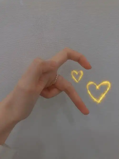 给你比半个心吧另外半个自己补