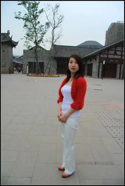 第一次到这里发帖,上一组老婆的生活照(龙泉桃花故里,洛带古镇游记)