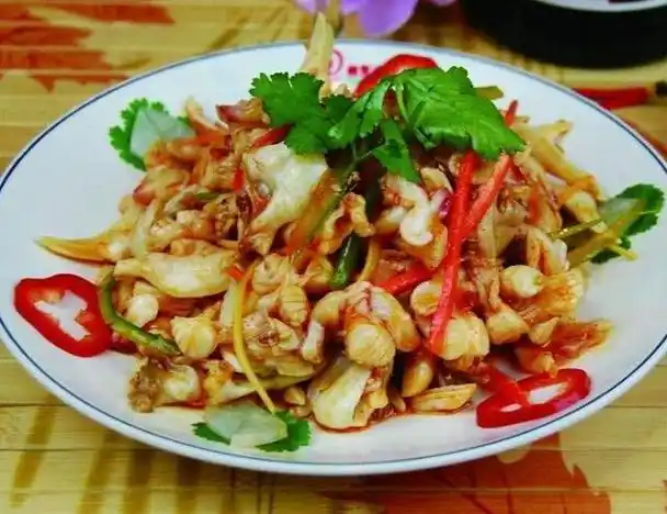 春节家宴,经常上桌的几个凉菜,切成片马上装盘,经济实惠又美味