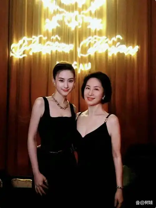 霍启山罕见与何超莲合照61岁何超琼也在场穿吊带黑裙成熟妩媚