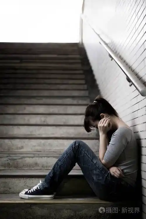 坐在地下的抑郁症的妇女