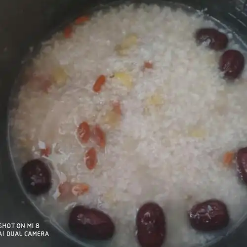 第4步,一起放到电饭煲中,按煮粥键.