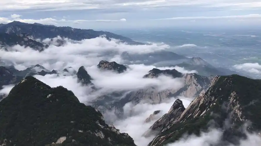 写美篇  各种美景尽收眼底,让我有了"会当凌绝顶 ,一览众山小"的感慨