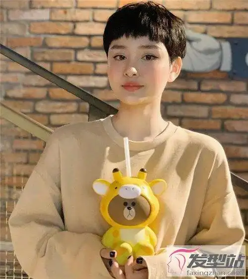 女生超短发蘑菇头 可盐可甜超酷炫_发型站_最新流行发型设计发型图片