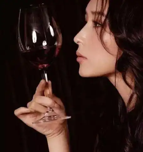 察言观色|端红酒杯的姿势,透漏了你的性格!