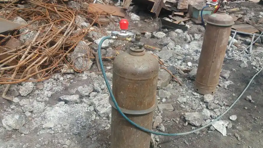 多个丙烷瓶未设置回火器,减压阀压力表损坏.