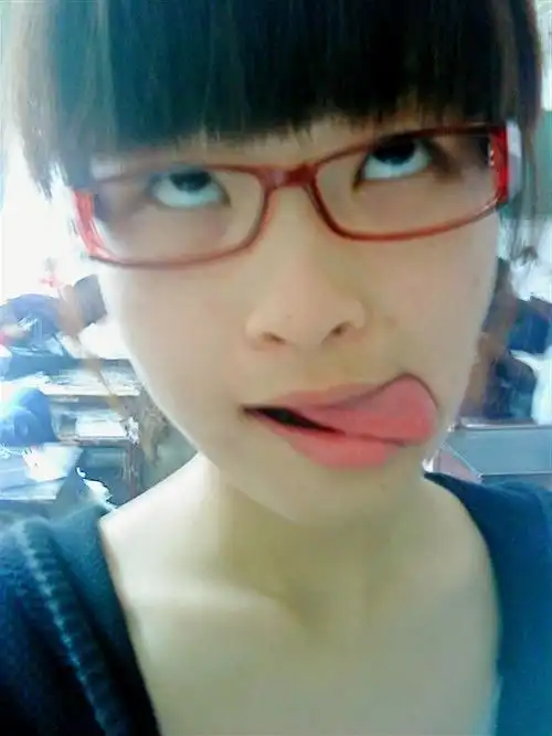 求一个非主流女生斗鸡眼的图片!谢谢