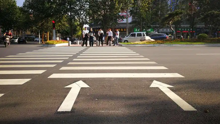 错位人行横道线亮相我市大庆路
