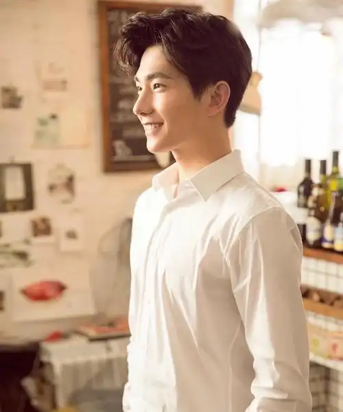 生活中的杨洋依然充满阳光帅气,娱乐圈的道路不好走,非常艰辛,旅游