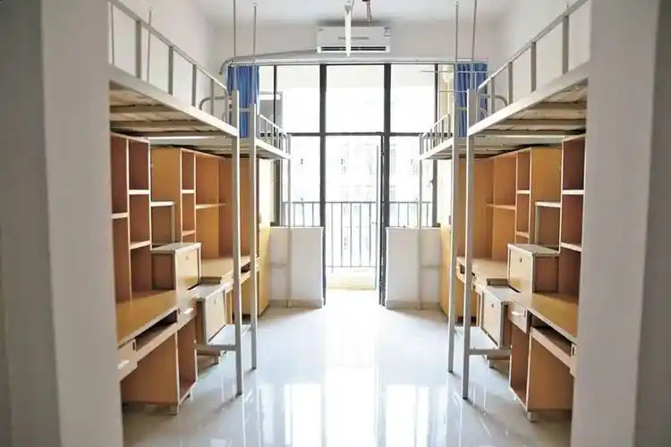 如需住校,应在报名时向班主任提出申请,凭住宿交费单到宿舍,由生活